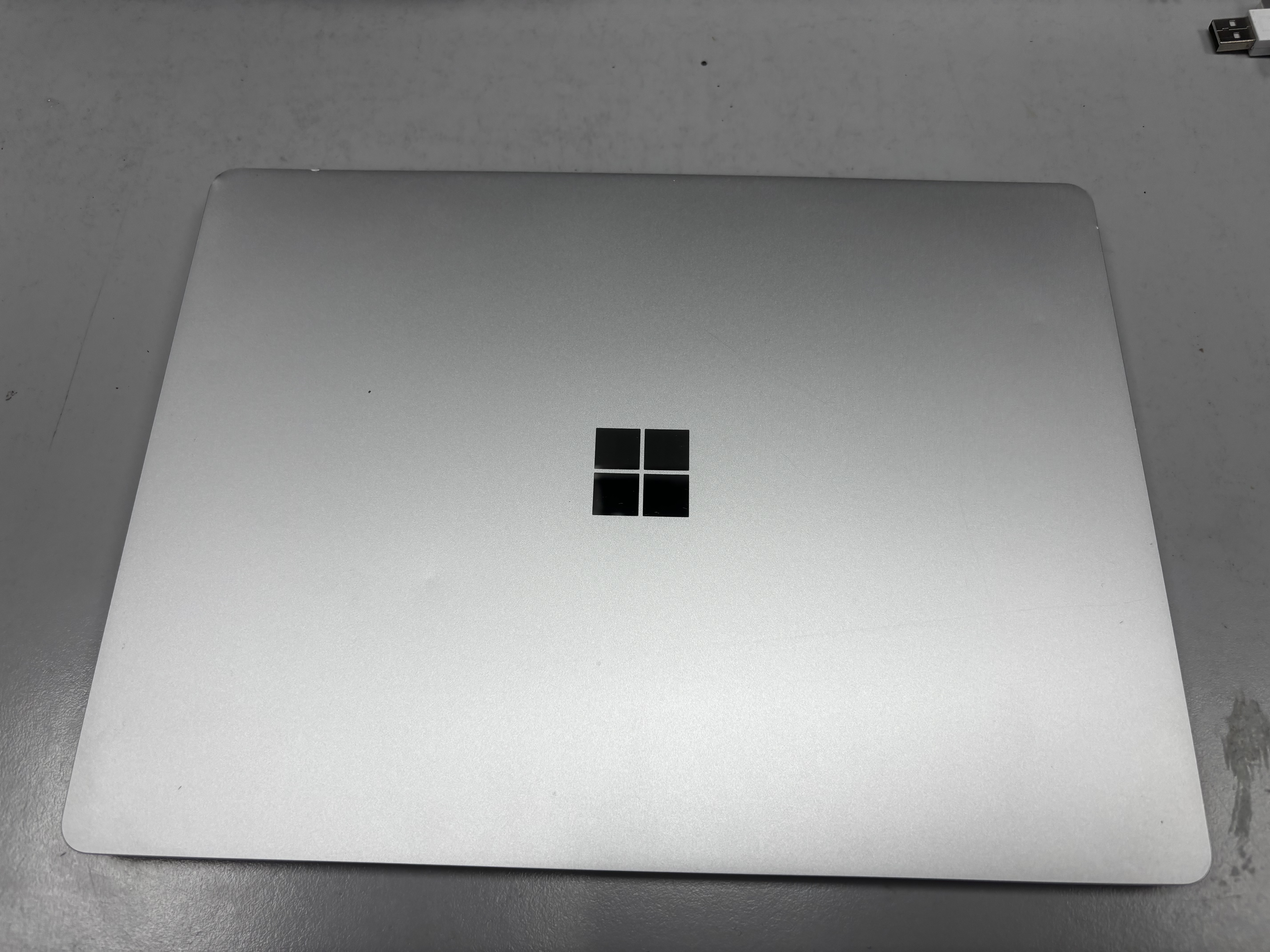 Microsoft Surface 1943 – laptop nie uruchamia się i mocno się nagrzewa