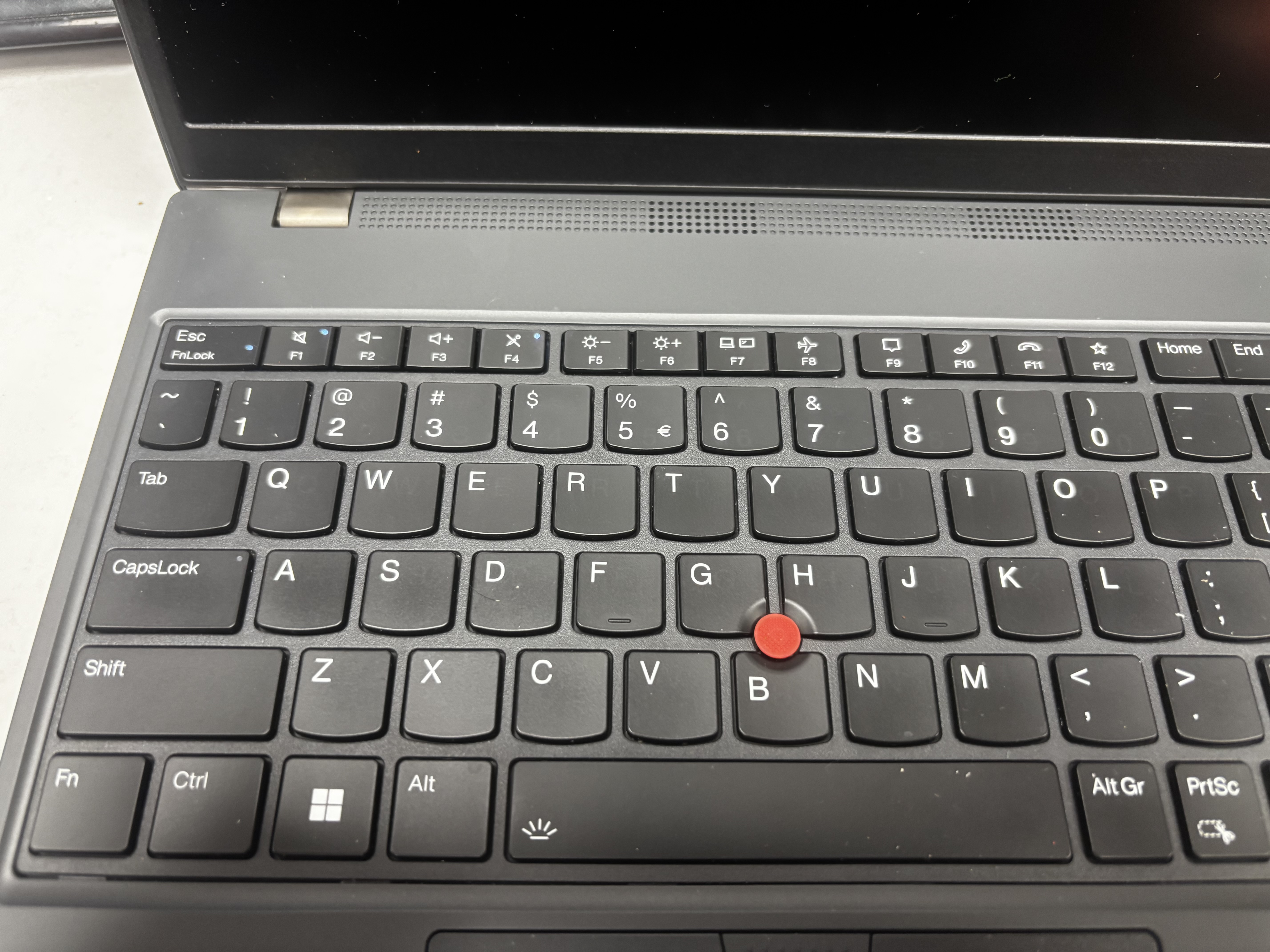 Lenovo ThinkPad L15 Gen 4 z czarnym ekranem, laptop nie uruchamia się